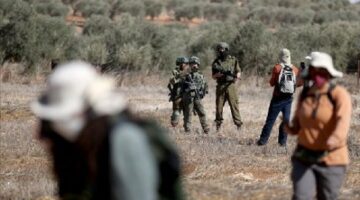 الضفة.. مستوطنون يجبرون 6 عائلات فلسطينية على ترك مساكنهم  