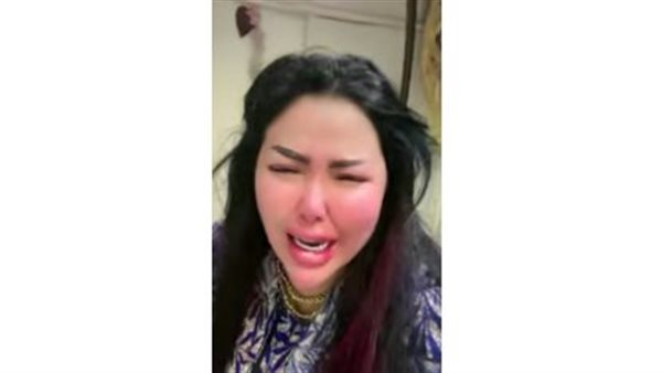 عاجل.. زوجة مطرب شهير تستغيث: “ضربني وخد بناتي”