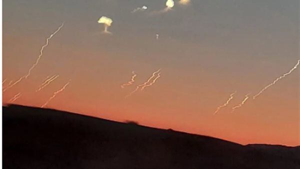 عاجل.. ظهور أجسام غريبة بسماء مصر بالتزامن مع التصعيد بين إيران وإسرائيل (صور)