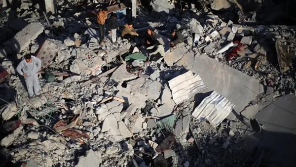 غارات إسرائيلية تستهدف مسجدا وسط غزة.. والمساعدات الإنسانية لا تزال محاصرة
