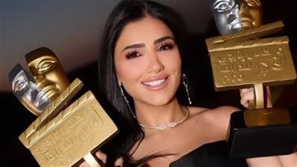 “فخورة جدآ”..مي عمر تعلق بعد حصدها جائزتين عن دورها في مسلسل “إش إش”.. صورة
