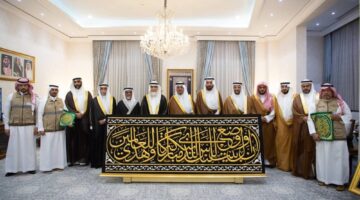 نائب أمير مكة يُسلم كسوة الكعبة المشرفة لسدنة بيت الله الحرام – أخبار السعودية