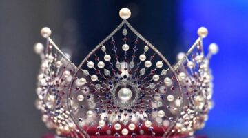 ملكة جمال ترفض تسليم التاج لخليفتها وتحرجها على الهواء – أخبار السعودية