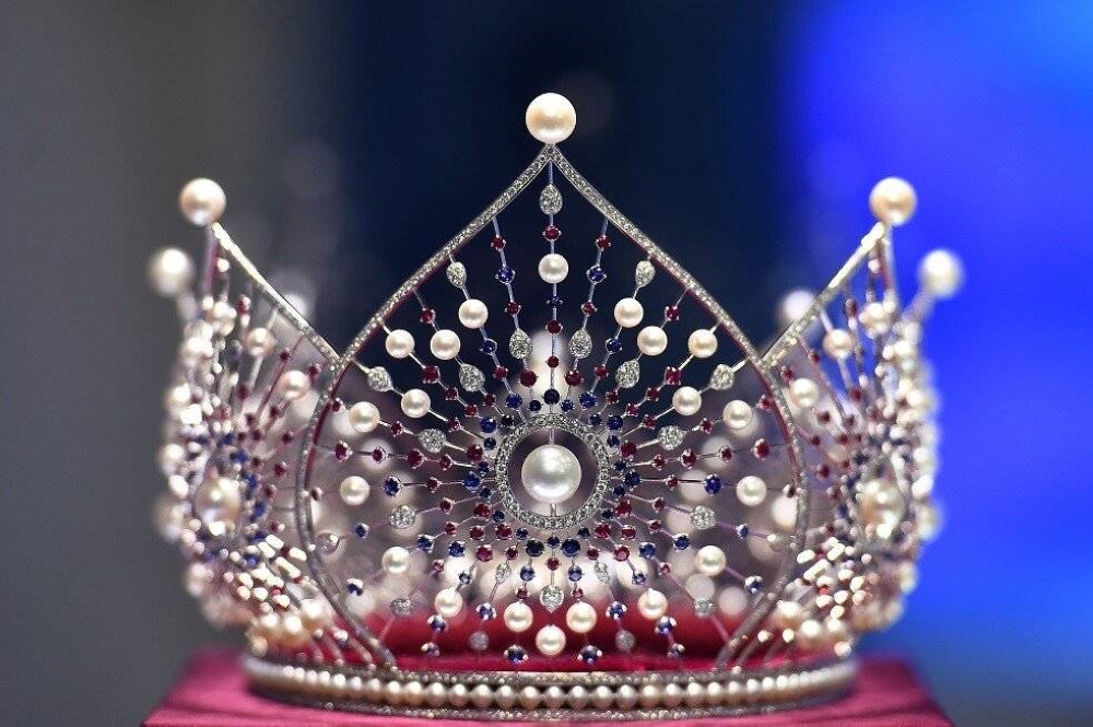 ملكة جمال ترفض تسليم التاج لخليفتها وتحرجها على الهواء – أخبار السعودية