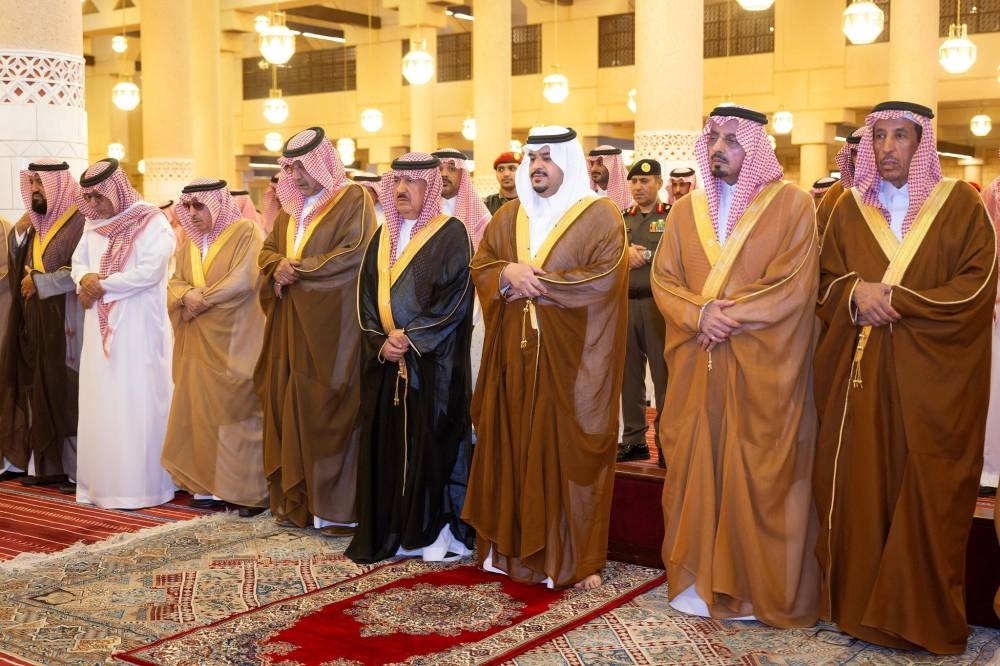 نائب أمير الرياض يؤدي صلاة الميت على الأمير فيصل بن تركي بن سعود الكبير – أخبار السعودية