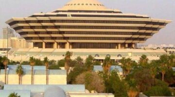 الإطاحة بـ 21 متورطاً في نقل وإيواء وتشغيل مخالفي الإقامة والعمل والحدود – أخبار السعودية