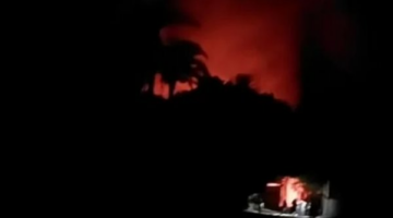 حريق هائل يضرب قرية المعصرة بأسيوط.. والحماية المدنية تواصل جهود الإطفاء (صور)
