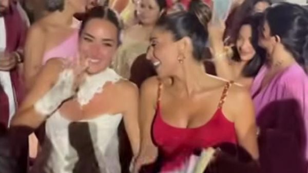 “أتمنالك حياة مليئة بالدفء والحب”.. دينا الشربيني تهنئ أمينة خليل بعد زفافها