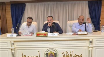 محافظ أسيوط يترأس اجتماع الغرفة التجارية ويشيد بمبادرتها لتوزيع 2500 بون غذائي