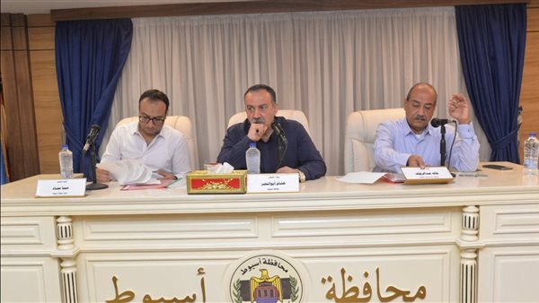 محافظ أسيوط يترأس اجتماع الغرفة التجارية ويشيد بمبادرتها لتوزيع 2500 بون غذائي