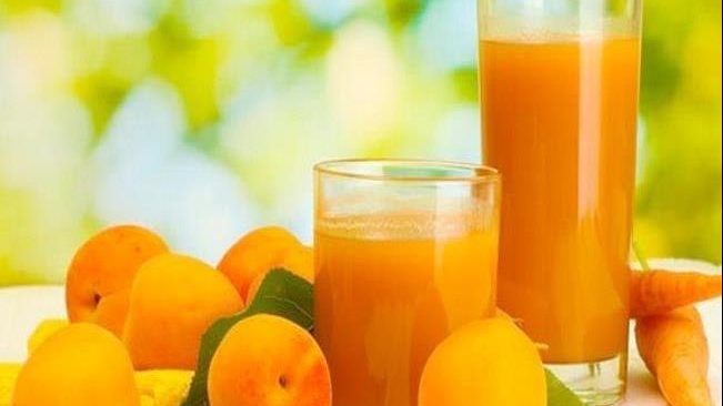 منعش ولذيذ فى الحر.. اعرف طريق عمل عصير المشمش بالجزر| زى الكافيهات