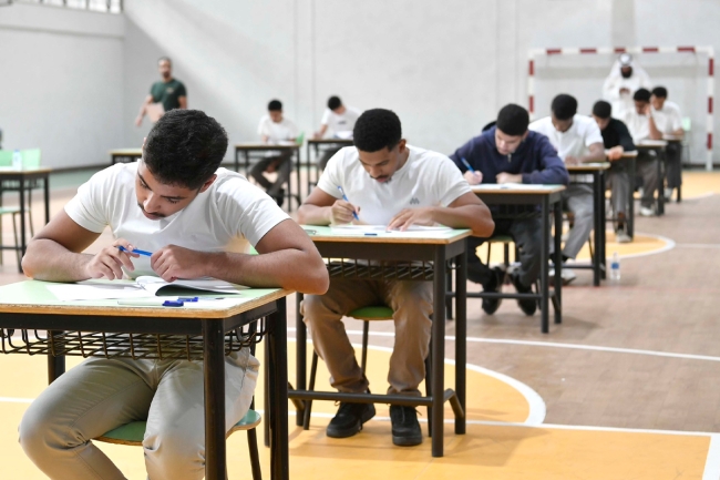 انطلاق اختبارات نهاية العام الدراسي لطلبة الصف الثاني عشر
