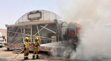 السيطرة على حريق 4 مركبات «فود تراك» في «المطلاع»
