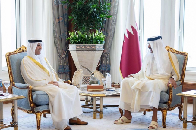 أمير قطر يمنح سفير الكويت وسام «الوجبة»