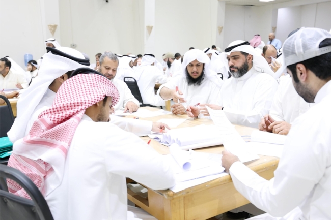 طلبة «العلمي» يختتمون اختبارات الثانوية اليوم و«الأدبي» غداً