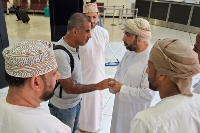 سفارة عُمان تواصل متابعة عودة مواطنيها من إيران عبر الكويت