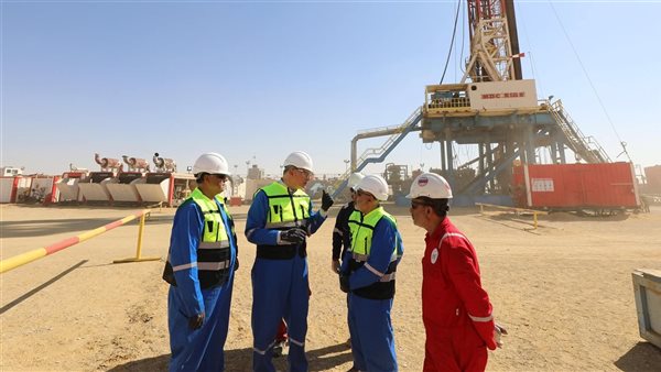 وزير البترول يتفقد العمليات الإنتاجية وأعمال حفر شركة بتروشهد بالصحراء الغربية