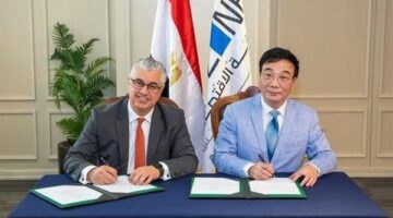 رئيس اقتصادية القناة يوقع عقد مشروع شركة “كومفلى هونج كونج” الصينية لصناعة حقائب السفر
