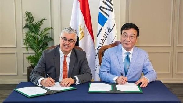 رئيس اقتصادية القناة يوقع عقد مشروع شركة “كومفلى هونج كونج” الصينية لصناعة حقائب السفر