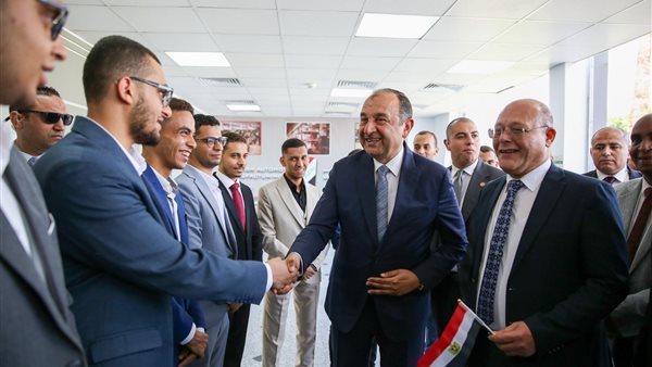 وزير قطاع الأعمال يتفقد مصنع الأتوبيسات والتجهيزات النهائية لسيارات الركوب