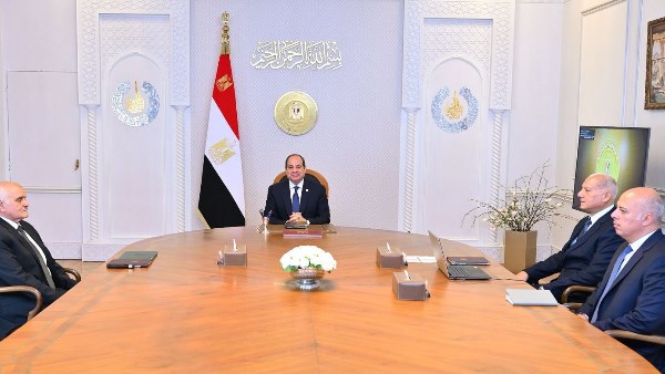“مصر معاكم”.. الرئيس السيسي يصدّق على مبادرة لدعم أبناء شهداء القوات المسلحة والشرطة والمدنيين