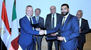 وزير الطيران والسفير الإيطالي يشهدان توقيع بروتوكول لتعزيز التدريب الفني في صيانة الطائرات