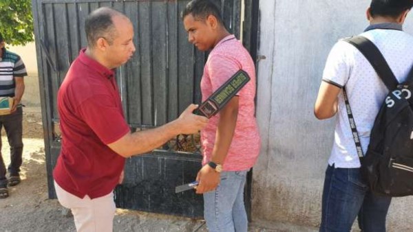 تفتيش الطلاب بالعصا الإلكترونية بمداخل لجان امتحانات الثانوية العامة لضبط وسائل الغش