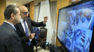 وزير التعليم يراقب لجان امتحانات الثانوية العامة “بالكاميرات” من غرفة عمليات الوزارة
