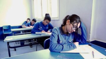 امتحانات الثانوية العامة |توزيع أوراق الإجابة باللجان الآن استعدادا لآداء اللغة الأجنبية الأولى