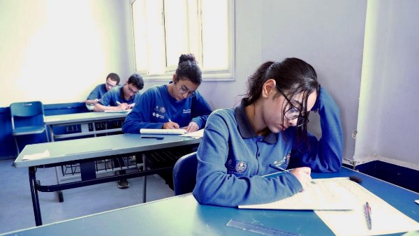 امتحانات الثانوية العامة |توزيع أوراق الإجابة باللجان الآن استعدادا لآداء اللغة الأجنبية الأولى