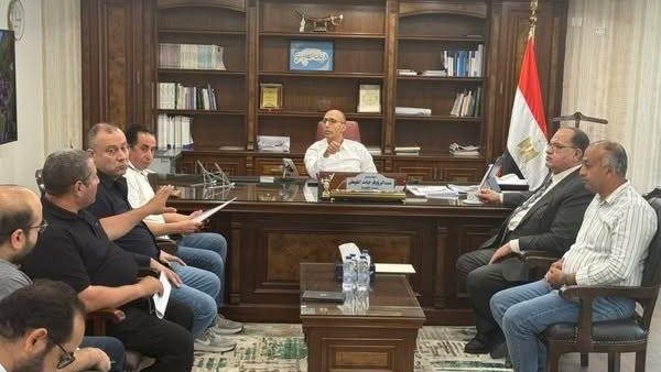رئيس جهاز القاهرة الجديدة يلتقي سكان “بيت الوطن” و”دار مصر” لمناقشة مقترحاتهم