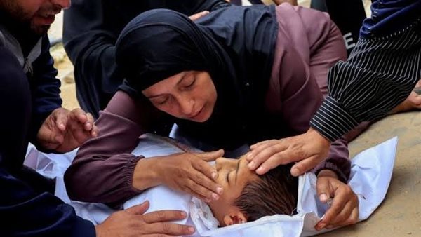 وفاة 14 فلسطينيا معظمهم من النساء والأطفال في غارة إسرائيلية على غزة