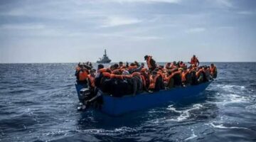 إنقاذ 40 شخصًا بعد ضبط مركب هجرة غير شرعية معطلة في عرض البحر