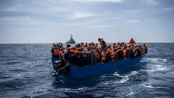 إنقاذ 40 شخصًا بعد ضبط مركب هجرة غير شرعية معطلة في عرض البحر
