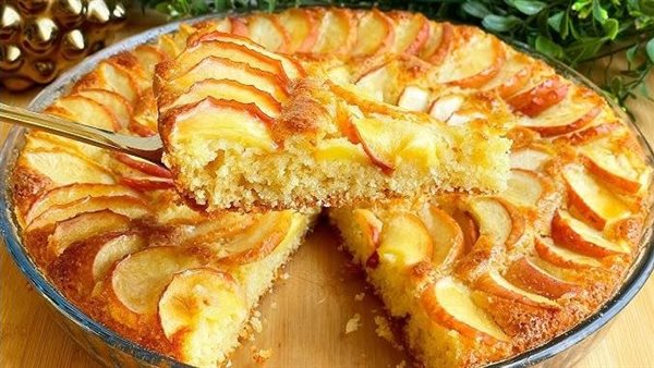 أشهى فطور على السريع.. طريقة عمل كيكة التفاح الهشة في المنزل