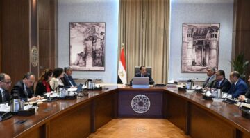 رئيس الوزراء يتابع موقف التشغيل التجريبي لتطوير منظومة زيارة الأهرامات