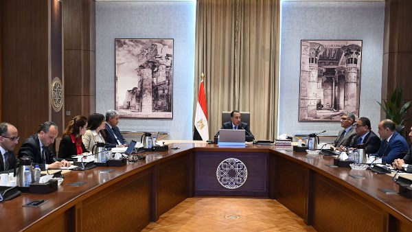 رئيس الوزراء يتابع موقف التشغيل التجريبي لتطوير منظومة زيارة الأهرامات