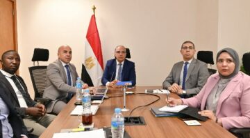 وزير الري يلتقى فريق بحثي من الجامعة الأمريكية لمناقشة التعاون المشترك