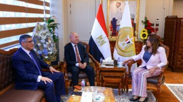 وزيرة التنمية المحلية تتابع مع محافظي القاهرة والجيزة المشروعات التنموية