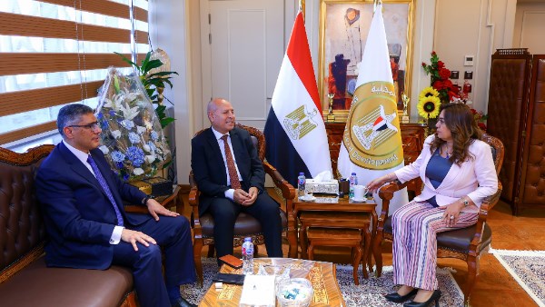 وزيرة التنمية المحلية تتابع مع محافظي القاهرة والجيزة المشروعات التنموية