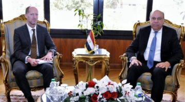 وزير الطيران يبحث مع “الأوروبي لإعادة الإعمار” فرص الاستثمار في تطوير المطارات
