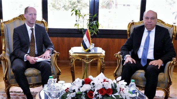وزير الطيران يبحث مع “الأوروبي لإعادة الإعمار” فرص الاستثمار في تطوير المطارات