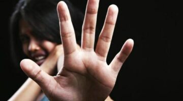 قلعوها الحجاب وضربوها.. سيدة تستغيث بعد تعرضها لاعتداء داخل محل شهير بالقاهرة