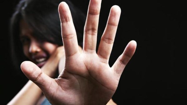 قلعوها الحجاب وضربوها.. سيدة تستغيث بعد تعرضها لاعتداء داخل محل شهير بالقاهرة