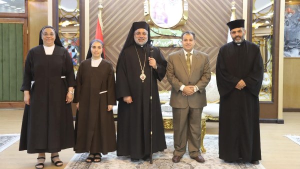 الأنبا عمانوئيل يهنئ محافظ قنا والجهات التنفيذية والتشريعية بعيد الأضحى