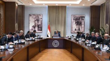 رئيس الوزراء يتابع خطط وإجراءات التوسع في مشروعات تحلية مياه البحر
