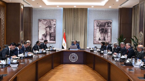 رئيس الوزراء يتابع خطط وإجراءات التوسع في مشروعات تحلية مياه البحر