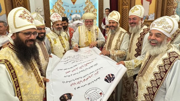 تدشين معمودية بمدينة الأمل على يد الأنبا أكليمندس .. صور