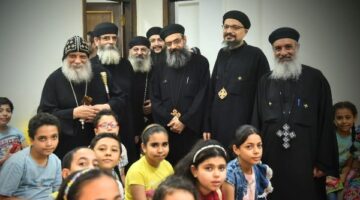 نيافة الأنبا مرقوريوس يزور مدرسة “الأغصان” الصيفية