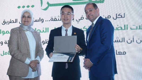 الممول الملتزم ضريبياً.. وزير المالية يكرم شركة هواوي ويمنحها شهادة تقدير